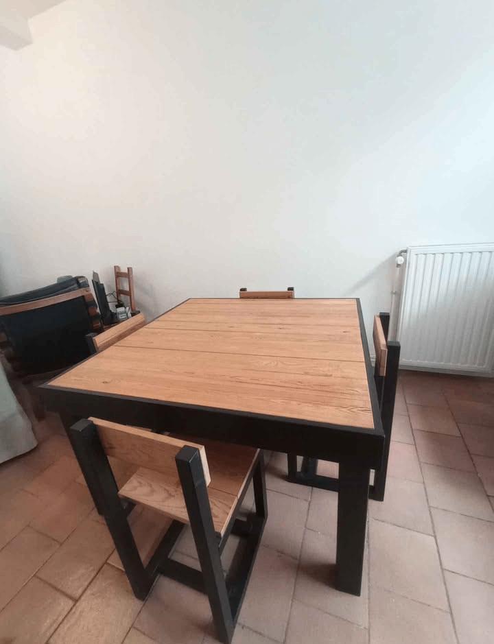 Table artisanale noir et brut + 4 chaises, Maison & Meubles, Tables | Tables à manger, Utilisé, 100 à 150 cm, 100 à 150 cm, Cinq personnes ou plus