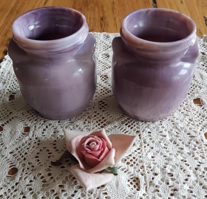 2 Persglazen lila potjes uit België, Antiek en Kunst, Curiosa en Brocante, Ophalen of Verzenden