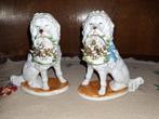 Twee biscuit beeldjes hond met mandje., Antiek en Kunst, Ophalen