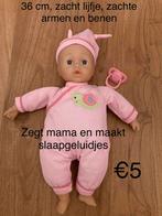 Babypop 36 cm. Zegt mama en maakt slaapgeluidjes, Kinderen en Baby's, Speelgoed | Poppen, Ophalen of Verzenden, Zo goed als nieuw