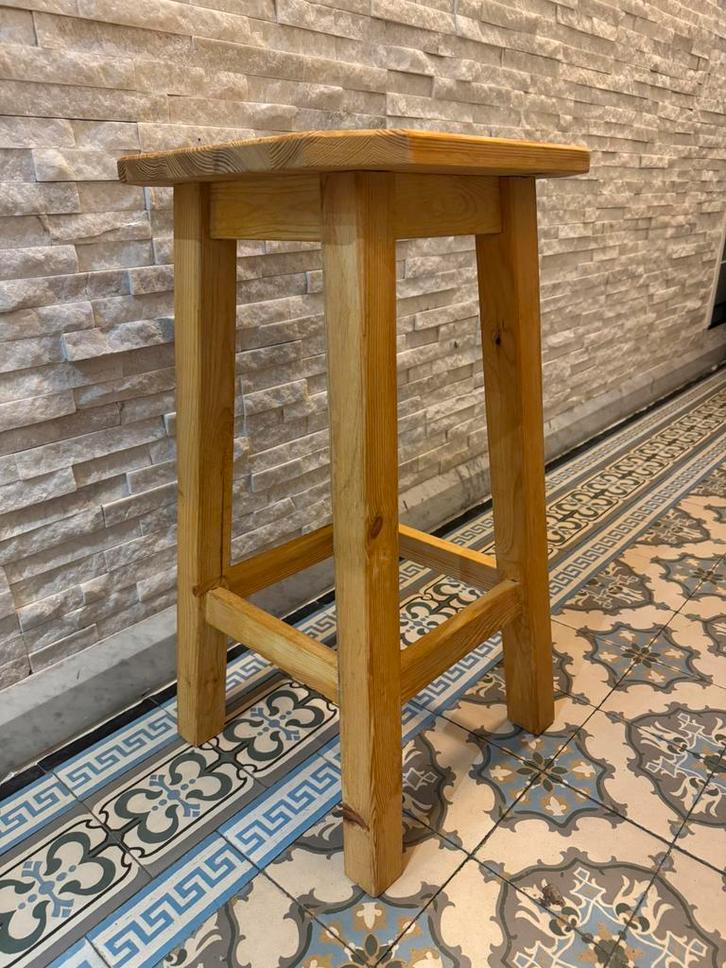 Handgemaakte houten barkruk, Huis en Inrichting, Barkrukken, Zo goed als nieuw, 60 tot 90 cm, Hout, 1 kruk, Met voetsteun, Ophalen