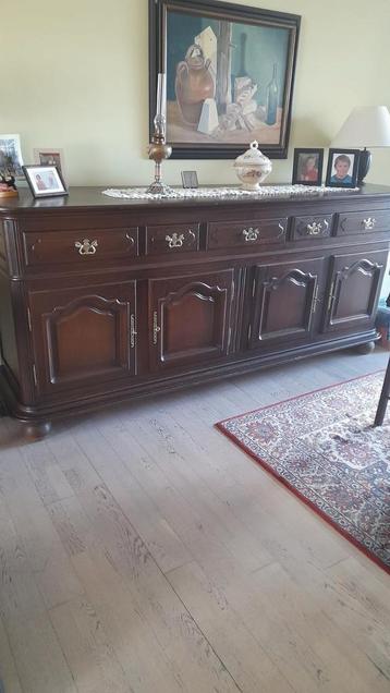 Buffetkast, barkast en tafel beschikbaar voor biedingen