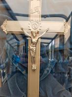Kruisbeeld in kader onder stolp., Antiek en Kunst, Antiek | Religieuze voorwerpen, Ophalen