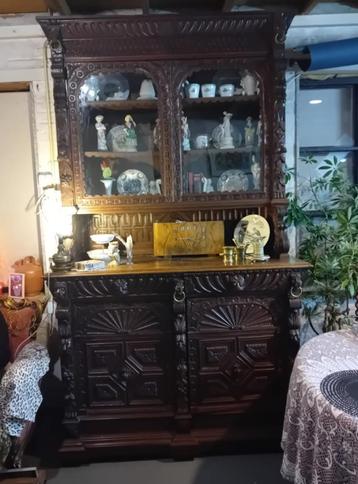 Antieke massief houten buffetkast met vitrine beschikbaar voor biedingen