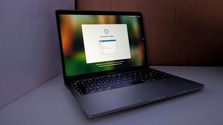 MacBook pro touch bar 13'' 256GB (2018), Informatique & Logiciels, Apple Macbooks, Comme neuf, MacBook, 13 pouces, 2 à 3 Ghz, 256 GB