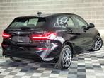 BMW 1 Serie 118 ESSENCE 136CV - 1ER MAIN - FULL CARNET, Auto's, BMW, Gebruikt, 136 pk, Zwart, Bedrijf