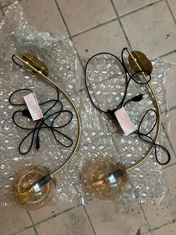 2 bronzen/goudkleurige wandlampen met fumé glasbol beschikbaar voor biedingen