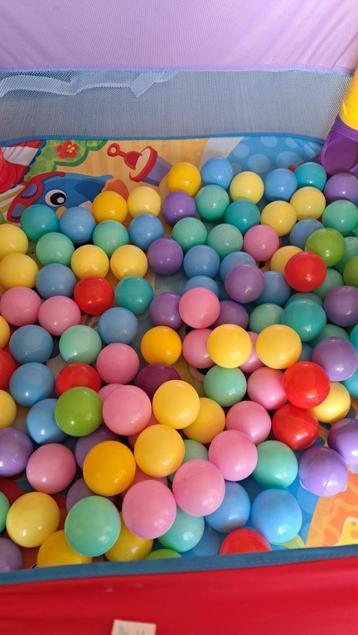Gevuld ballenbad Playgro met activiteiten op 4 hoeken beschikbaar voor biedingen