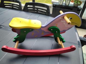 Gelakt massief houten hobbelpaard voor baby's en kinderen. beschikbaar voor biedingen