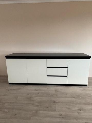 Zwart wit kast beschikbaar voor biedingen