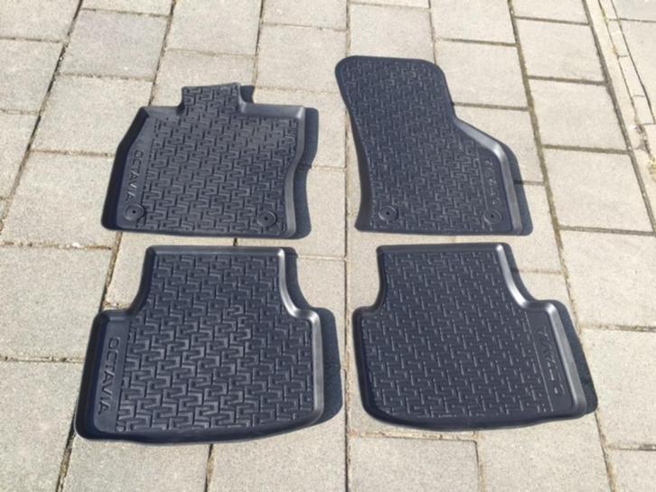 Rubber mattenset Skoda Octavia III type 5E vanaf 2013, Auto diversen, Automatten, Zo goed als nieuw, Ophalen