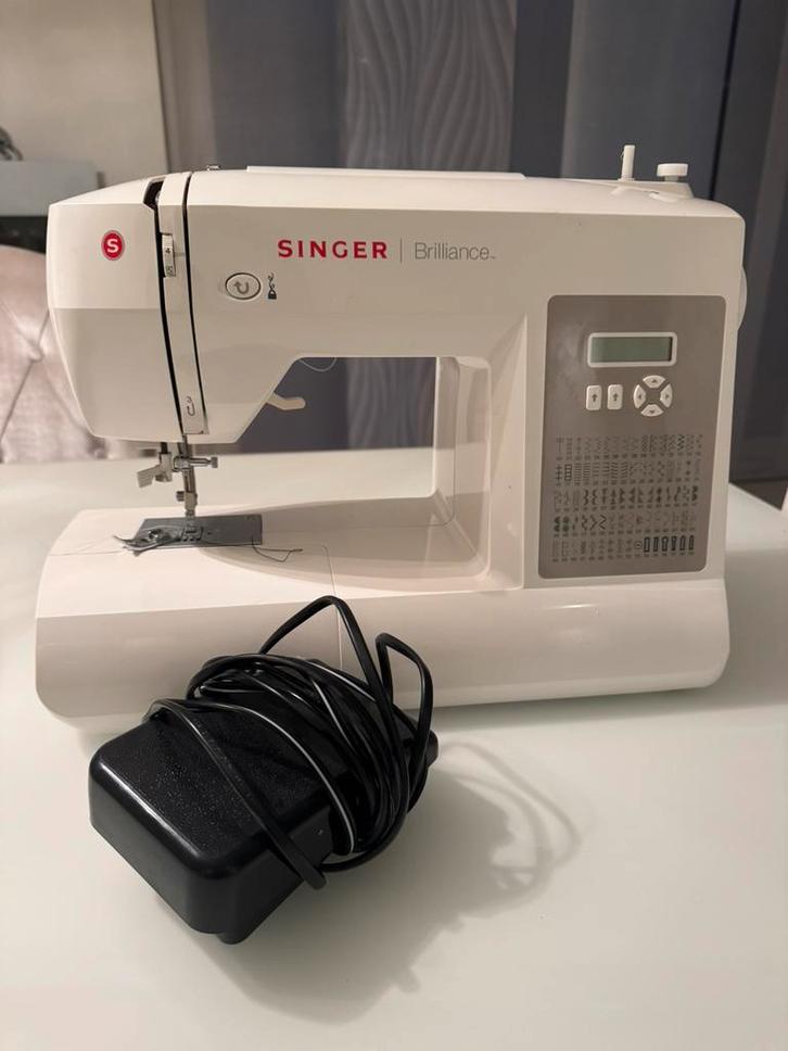 Machine à coudre Singer Brilliance — excellent état, Hobby & Loisirs créatifs, Machines à coudre & Accessoires, Comme neuf, Machine à coudre