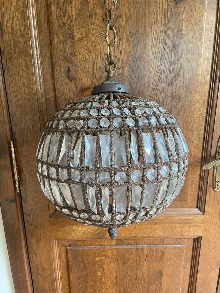 Bolvormige kristallen hanglamp. Kasteel stijl., Huis en Inrichting, Lampen | Hanglampen, Gebruikt, 75 cm of meer, Glas, Metaal