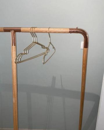 Portant à vêtement en bois sur pieds avec finition rosé beschikbaar voor biedingen