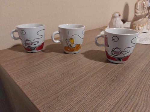 3 Vrolijke, kleurige koffietassen / Douwe Egberts, Huis en Inrichting, Keuken | Servies, Zo goed als nieuw, Kop(pen) en/of Schotel(s)