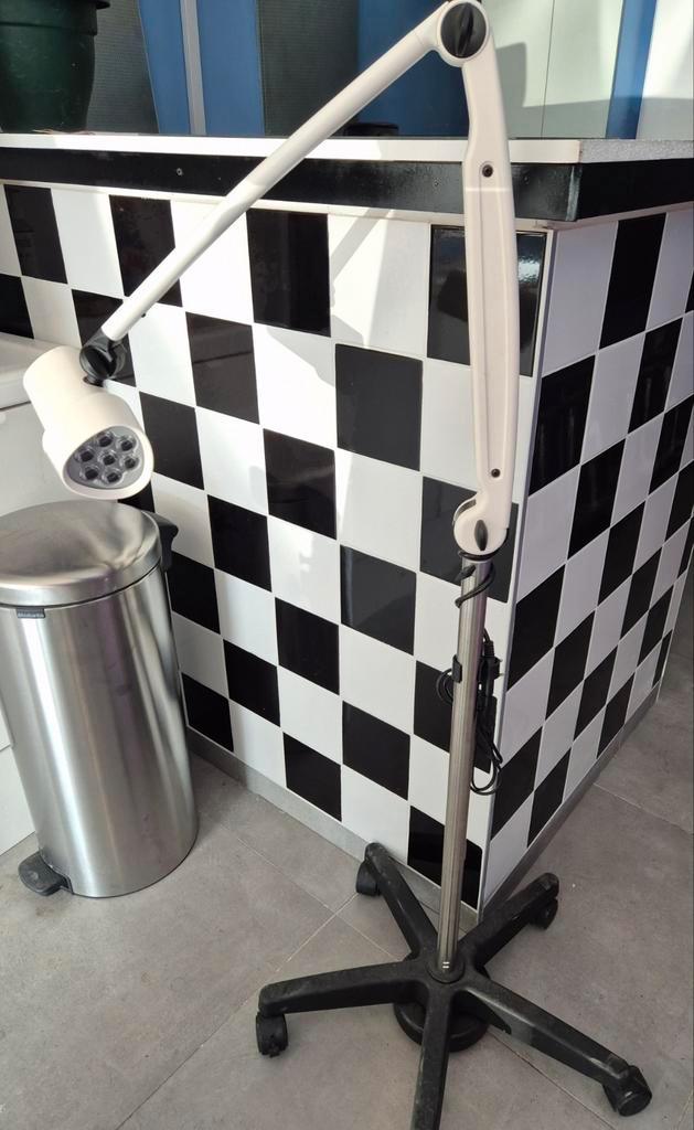 Lampe medicale Professionnelle  sur pieds, Maison & Meubles, Chambre à coucher | Chambres à coucher complètes, Comme neuf, Enlèvement