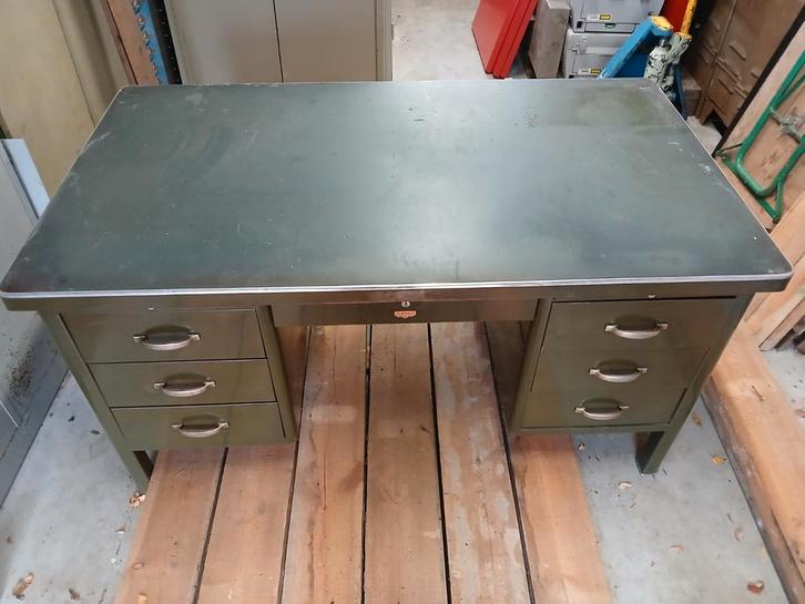Metalen vintage bureau 150x86 en 78hoog, Huis en Inrichting, Bureaus, Bureau, Ophalen