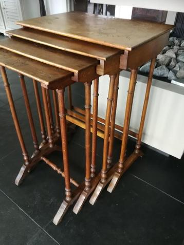 Antieke bijzettafeltjes in notenhout, 4 stuks. beschikbaar voor biedingen