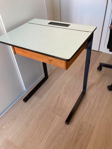 Retro schoolbureau met boekentashaak beschikbaar voor biedingen
