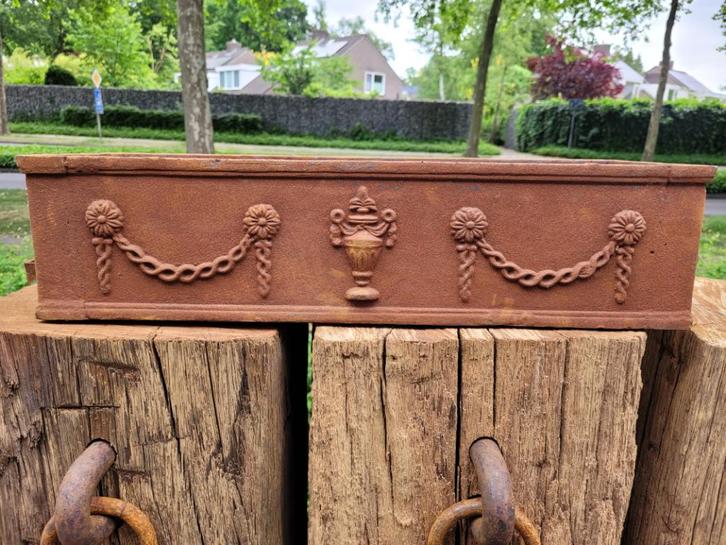 Grote Franse gietijzeren bloembak jardiniere 60 cm, Tuin en Terras, Bloembakken en Plantenbakken, Zo goed als nieuw, Metaal, Binnen