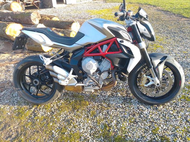 MV Agusta Brutale 800, Motoren, Motoren | MV Agusta, Particulier, Naked bike, meer dan 35 kW, 3 cilinders, Motorrijbewijs A, ABS
