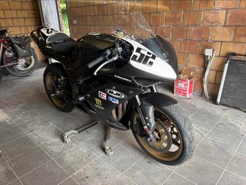 Circuit r1 met papieren beschikbaar voor biedingen