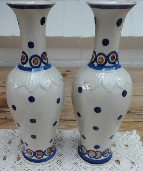 2 Vintage Bunzlau stijl vazen met blauwe en bruine dots, Huis en Inrichting, Woonaccessoires | Vazen, Gebruikt, Minder dan 50 cm