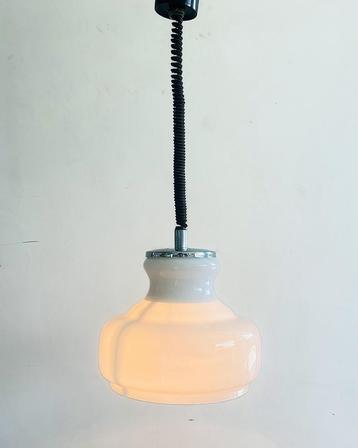 Witte opaline hanglamp beschikbaar voor biedingen