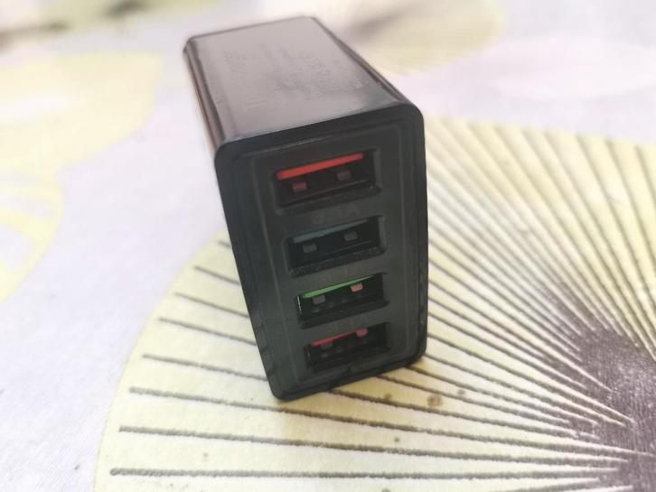 2 x GSM Lader met 4 USB poorten zwart/RGB, Telecommunicatie, Mobiele telefoons | Telefoon-opladers, Nieuw, Overige merken, Ophalen of Verzenden
