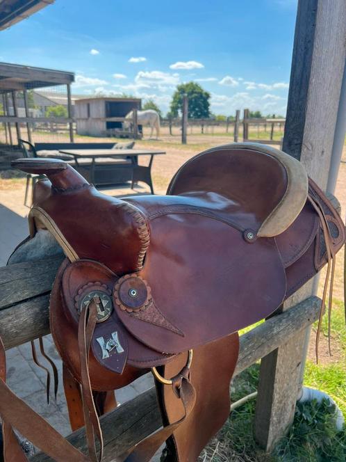 Westernzadel 17” – voor korte rug incl. schapenvacht zitting, Dieren en Toebehoren, Paarden en Pony's | Zadels, Gebruikt, Western