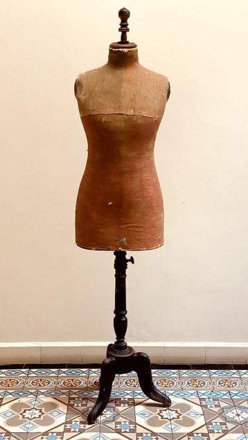 Antieke Paspop - Op houten voet - hoogte verstelbaar beschikbaar voor biedingen