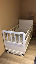 Kinderbedje in massief hout, Kinderen en Baby's, Ophalen, Zo goed als nieuw, Lattenbodem, Minder dan 140 cm