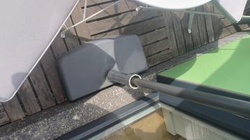 Parasol balcon et pied  disponible aux enchères