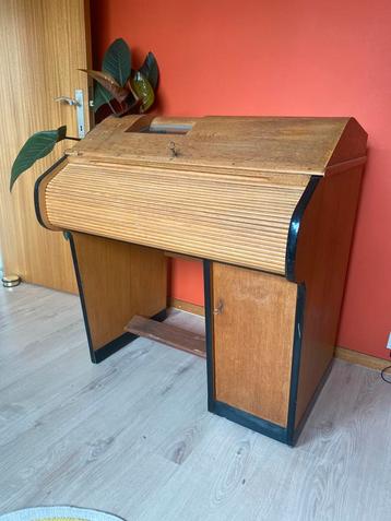Leuke vintage afsluitbare bureau beschikbaar voor biedingen