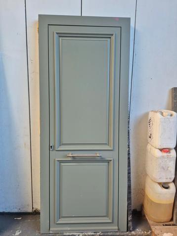 Mooie buitendeur met facetpanelen in betongrijze kleur. beschikbaar voor biedingen