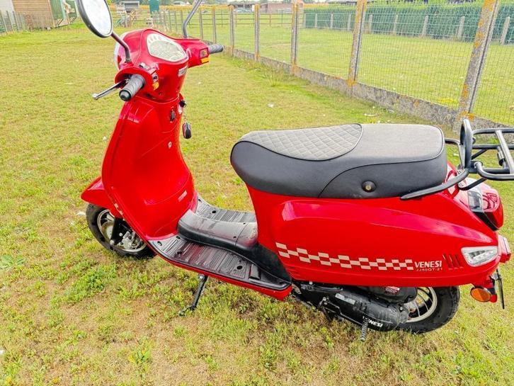 a klasse scooter 25km = uur - 4800 km, Fietsen en Brommers, Snorfietsen en Snorscooters, Zo goed als nieuw, Overige merken, Benzine