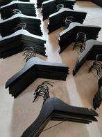 Lot van minstens 175 zwarte houten kleerhangers, Enlèvement, Utilisé