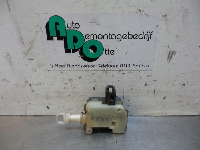 Moteur verrouillage centrale des portes d'un Seat Ibiza (Ibi, Autos : Pièces & Accessoires, Carrosserie & Tôlerie, Seat, Utilisé