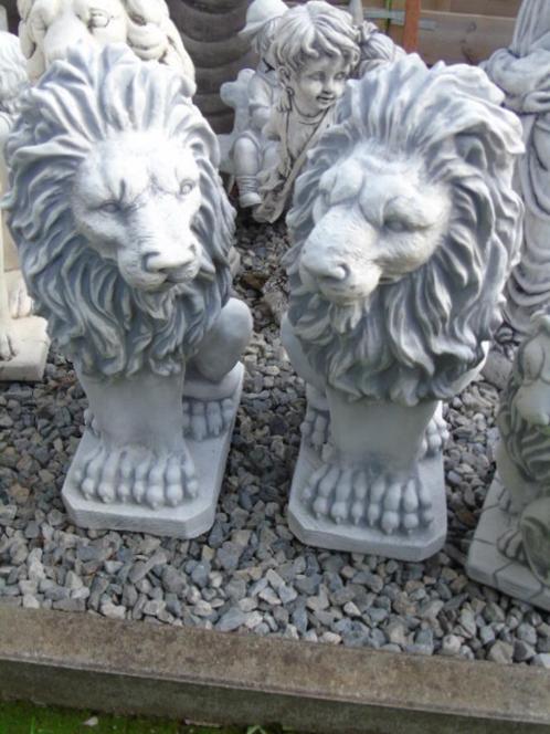 Paar beeldje van zittende leeuw in steen van G AND D, set va, Tuin en Terras, Tuinwanddecoratie, Nieuw, Ophalen