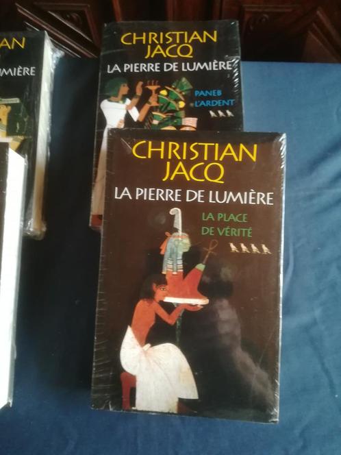 Christian JACQUES - La Pierre de Lumière - 4 Volumes de Luxe, Boeken, Historische romans, Nieuw, Ophalen of Verzenden