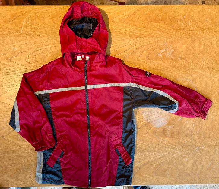 Rode en zwarte jas van Okaïdi - Maat 134/140 cm, Kinderen en Baby's, Kinderkleding | Maat 134, Gebruikt, Jongen, Trui of Vest