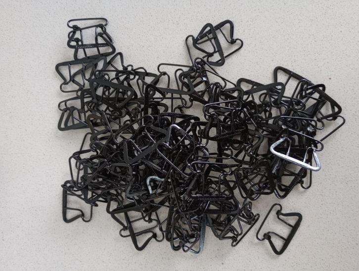 Doosje met antieke zwarte sluitingen?, Antiek en Kunst, Antiek | Kleding en Textiel, Ophalen of Verzenden