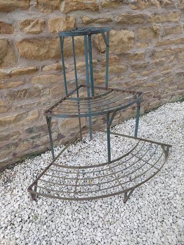 Étagère d'angle en escalier en métal support pour pots de  beschikbaar voor biedingen
