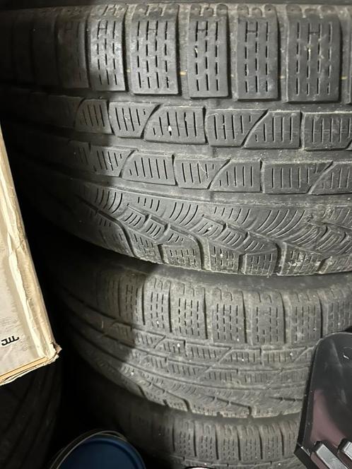 Originele BMW velgen met (Run Flat) Pirelli winterbanden., Auto-onderdelen, Banden en Velgen, Banden en Velgen, Winterbanden, 17 inch