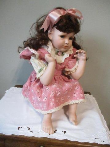 Porseleinen pop ABIO beschikbaar voor biedingen