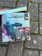 Pompe électrique rechargeable – Quechua 12V / 220V, Caravans en Kamperen, Luchtpompen, Ophalen, Zo goed als nieuw, Elektrisch