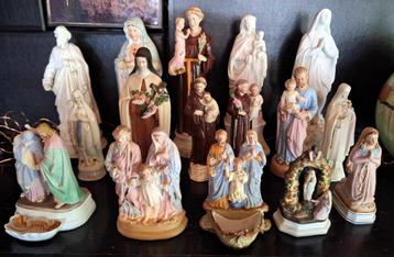 16 religieuze voorwerpen in bisquit en porselein