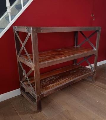 sidetable met industrieel frame beschikbaar voor biedingen