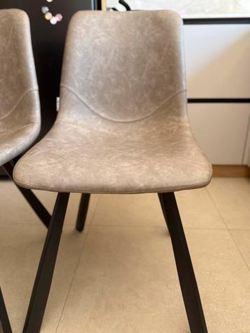 Eetkamerstoelen in kunststof, nieuwstaat, 2stuks beschikbaar voor biedingen