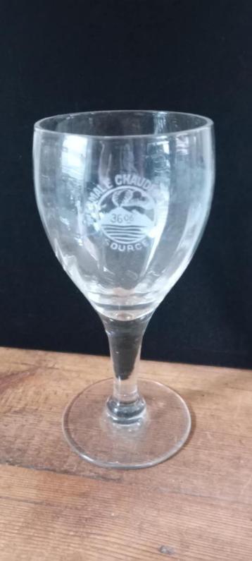 Oud bronwaterglas van Chaudfontaine beschikbaar voor biedingen
